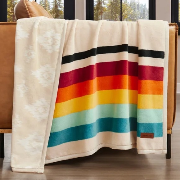 Brand New Pendleton Multicolor Geometric Reversible Blanket Throw - Picture 1 of 10